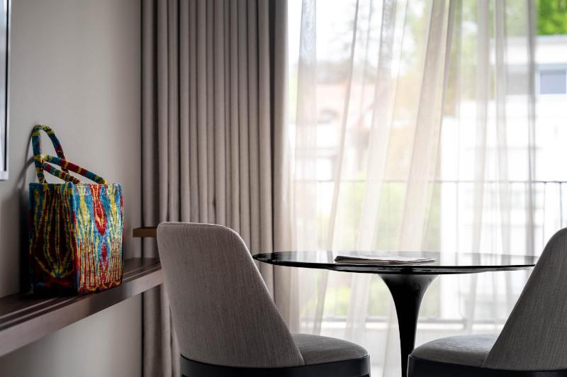 Comfort Room with Urban view image 4