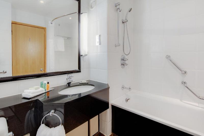 Queen Room image 3