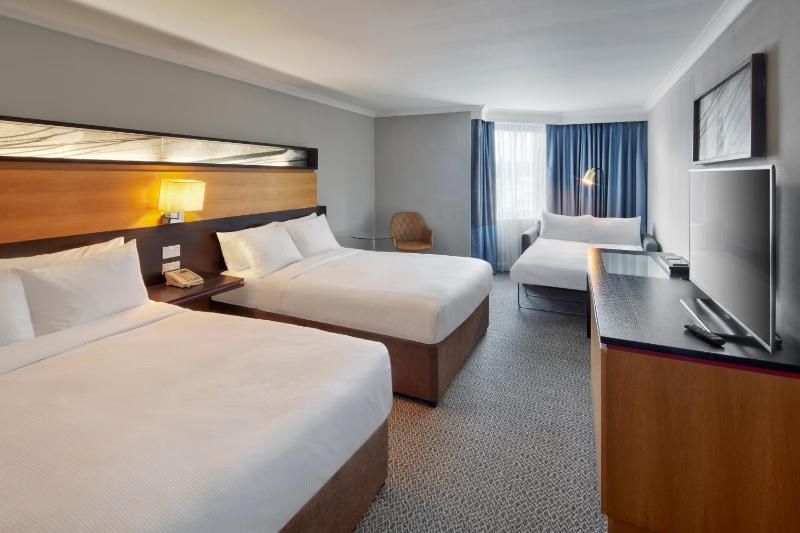Two Queen Beds Family Deluxe Room image 3