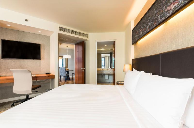 Grand Deluxe One-Bedroom King image 3