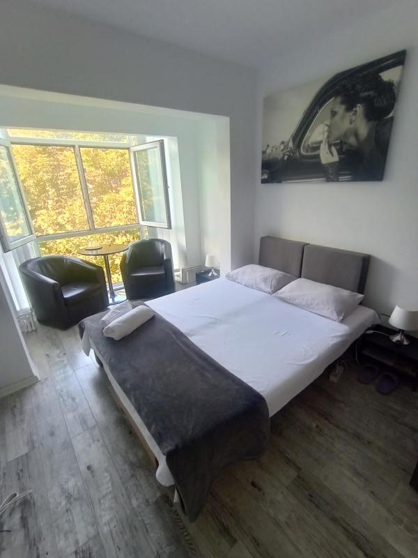 Hostel Florentin Camere Bai Comune acces bucatarie Cheap private rooms shared bathrooms kittchen laundry machine access Netflix - image 1