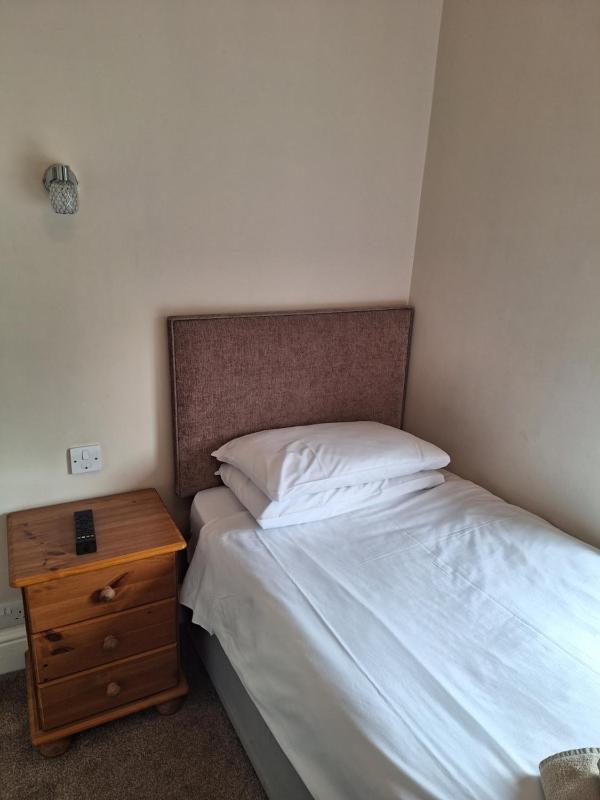 Small Single Room image 4