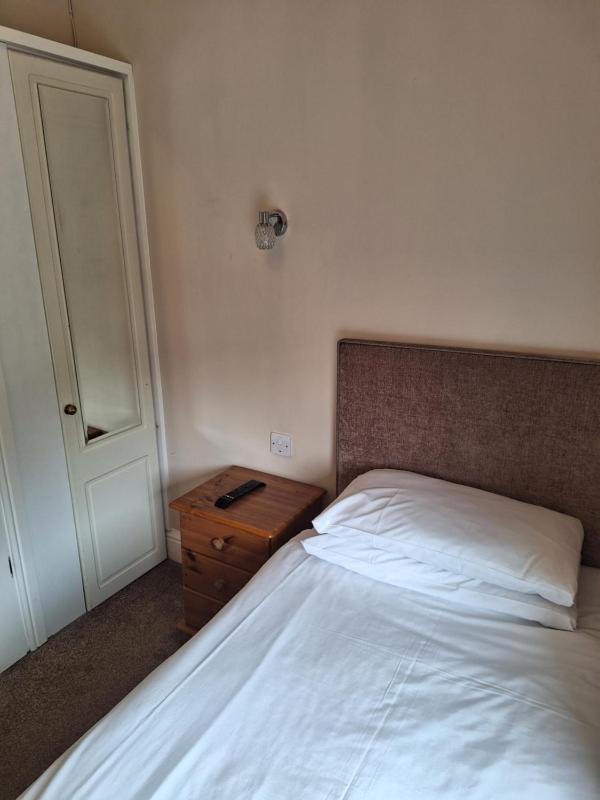 Small Single Room image 3