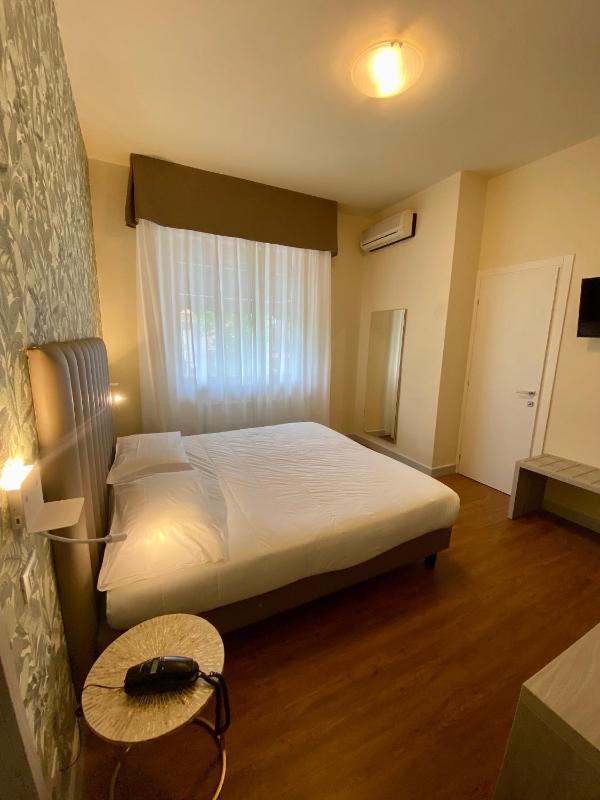 Double Room image 4