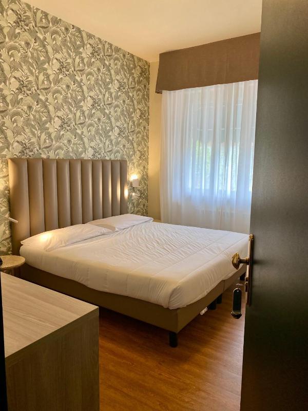Double Room image 3
