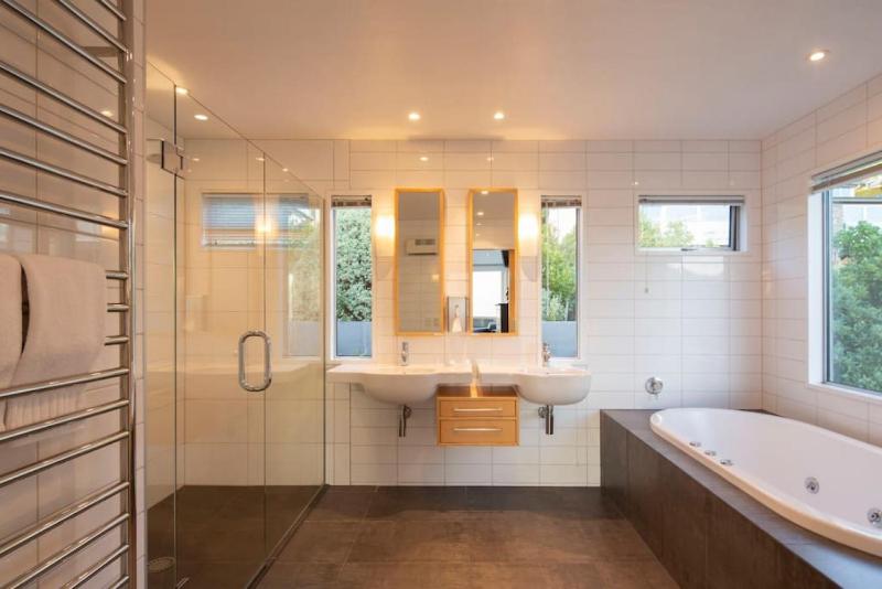 Alpen View Villa - Short walk to town - image 21