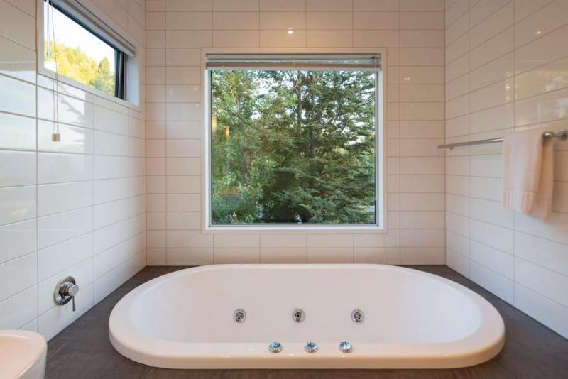 Alpen View Villa - Short walk to town - image 12