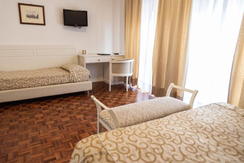 Superior Triple Room with View image 2