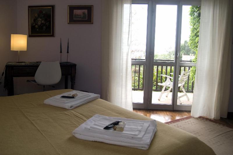 Deluxe Double Room with Balcony image 4
