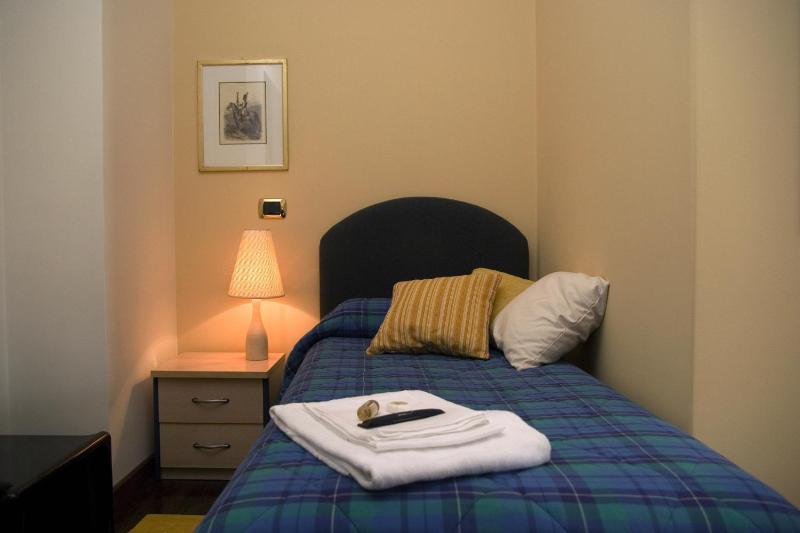 Twin Room image 3