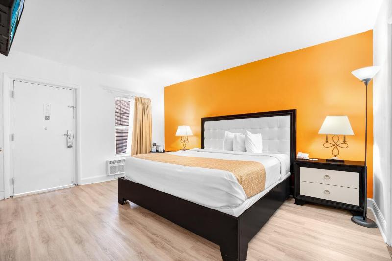 King Room with Roll-In Shower - Mobility Access/Non-Smoking