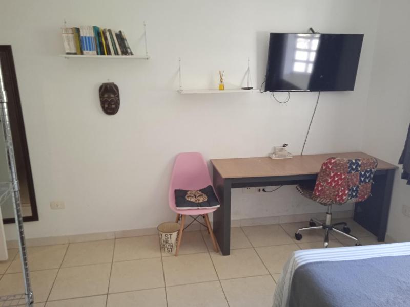 Suíte com banheiro super espaçosa - image 6