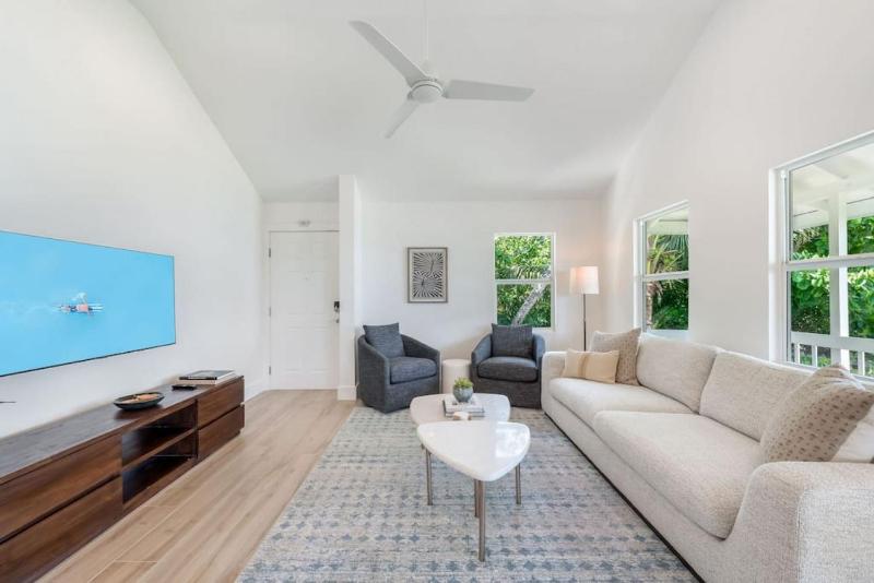 Renovated Oceanfront 2bd Seven Mile Beach Condo with amazing views - image 5