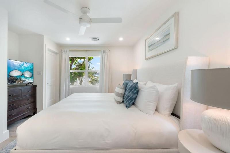 Renovated Oceanfront 2bd Seven Mile Beach Condo with amazing views - image 9