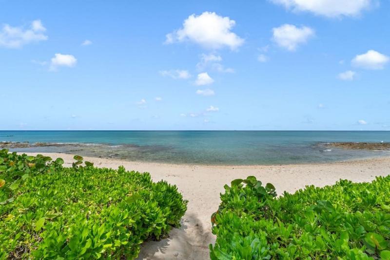 Renovated Oceanfront 2bd Seven Mile Beach Condo with amazing views - image 6
