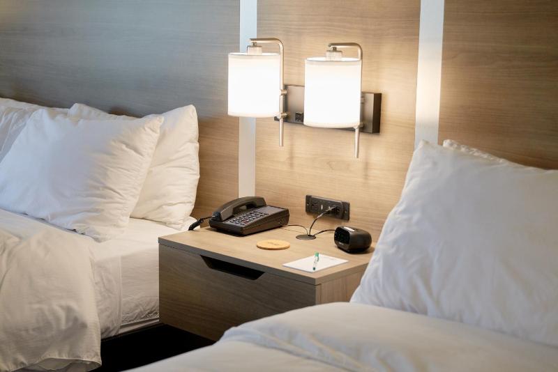 Standard Queen Room with Two Queen Beds image 2