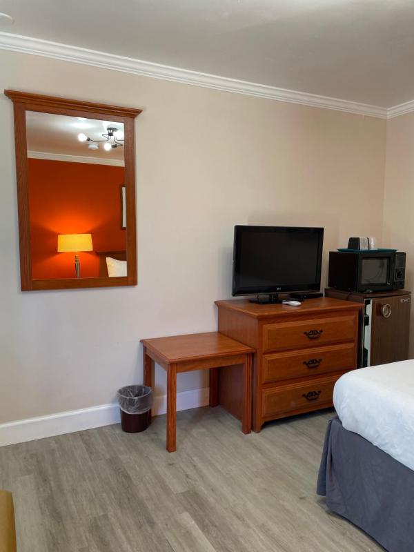 Queen Room - Non-Smoking image 4