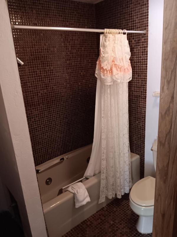 Queen Room with Spa Bath image 2
