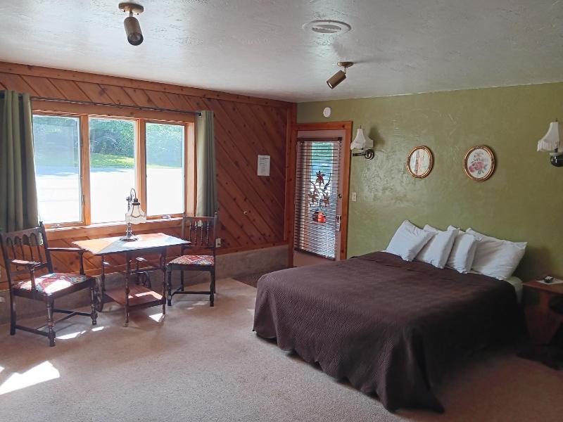 Queen Room with Spa Bath image 1