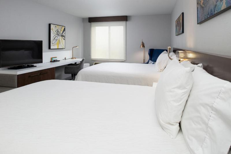 Junior Suite with Two Queen Beds image 4