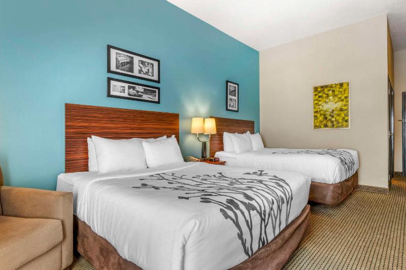 Standard Queen Room with Two Queen Beds - Non-Smoking image 4