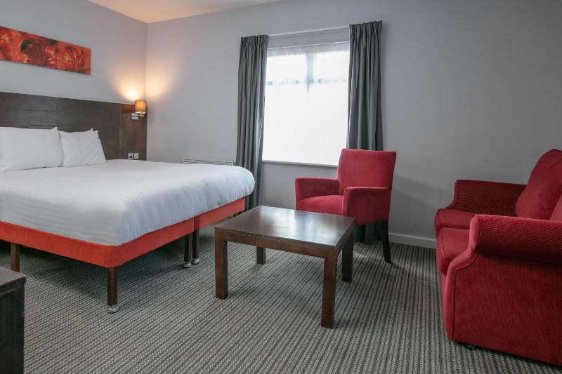 Executive Double Room with Sofa Bed image 4