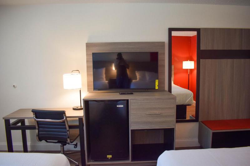 Deluxe Queen Room with Two Queen Beds - Non-Smoking image 4