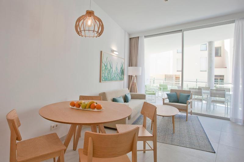 One-Bedroom Apartment image 4