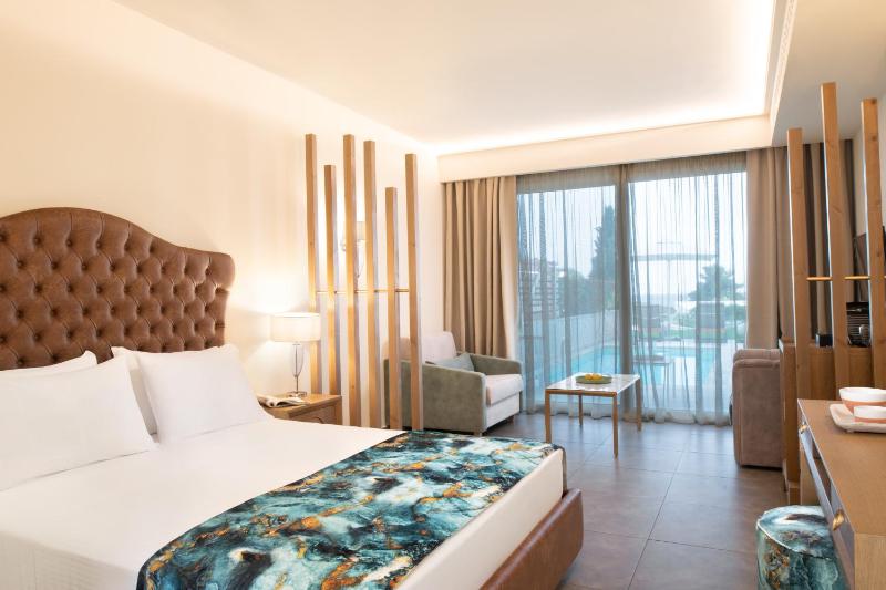 Junior Suite with Sea View and Private Pool  image 1