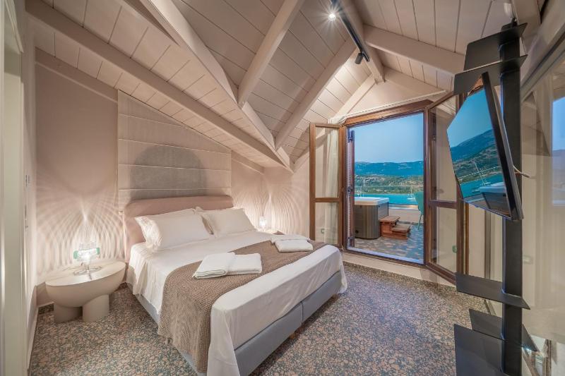 Pink Panther Maisonette Suite - image 20