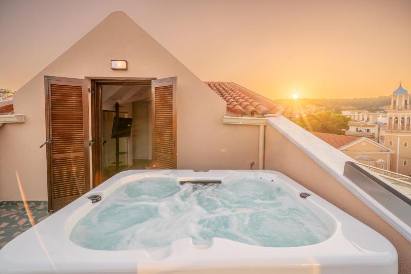 Pink Panther Maisonette Suite - image 26