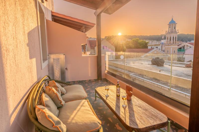 Pink Panther Maisonette Suite - image 32