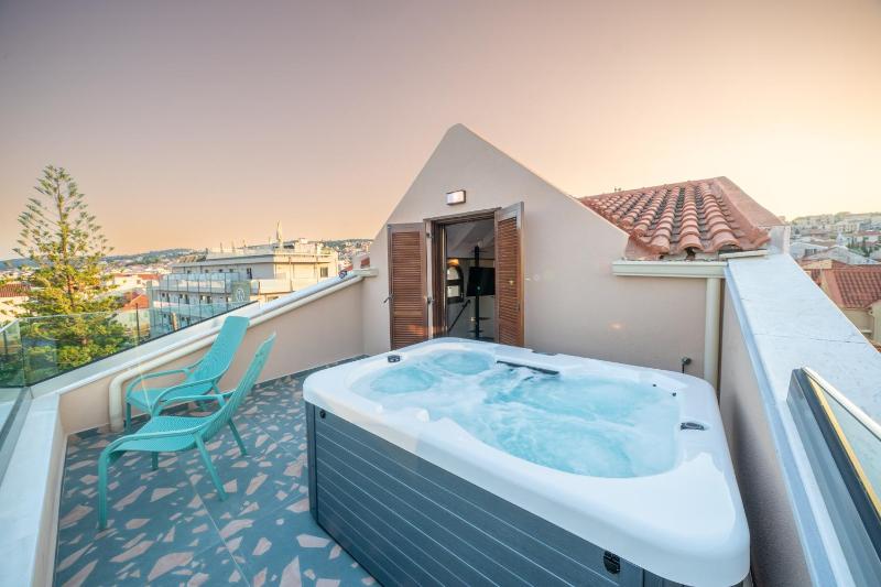 Pink Panther Maisonette Suite - image 15