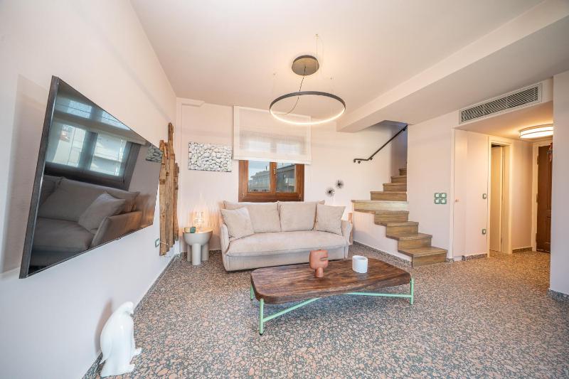 Pink Panther Maisonette Suite - image 21