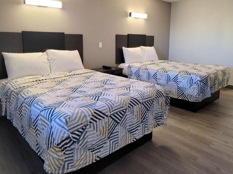 Queen Room with Two Queen Beds - Non-Smoking image 3