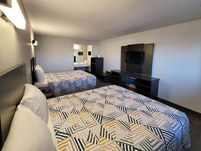 Queen Room with Two Queen Beds - Non-Smoking image 4