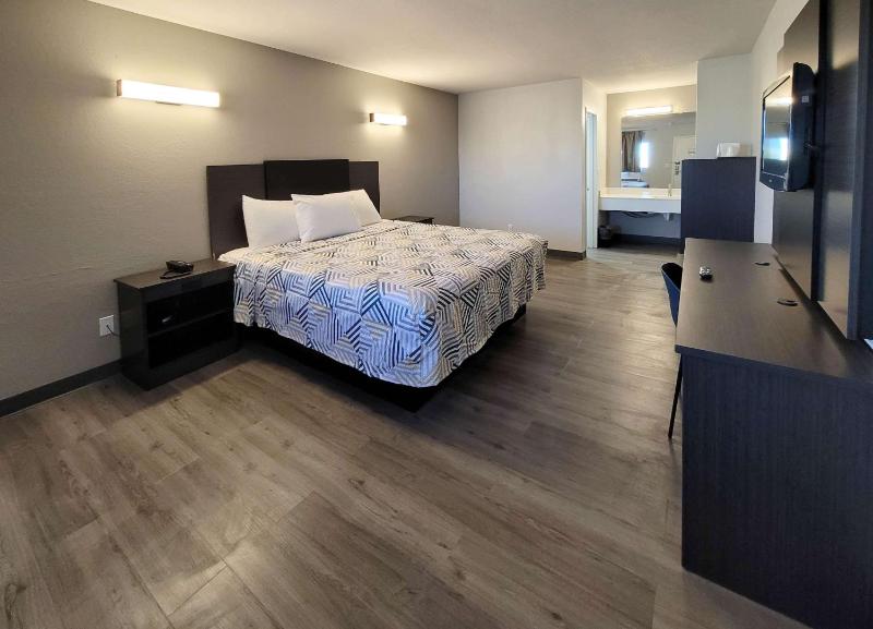 King Room - Non-Smoking image 3