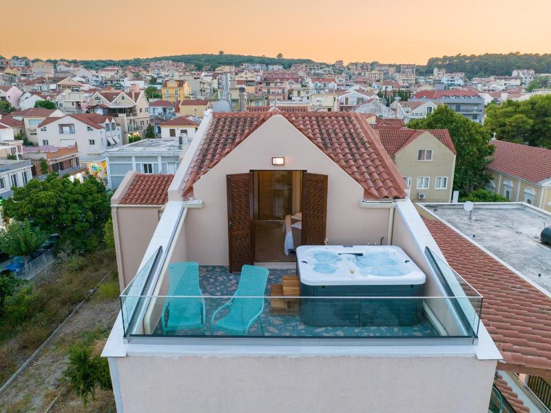 Pink Panther Maisonette Suite - image 12