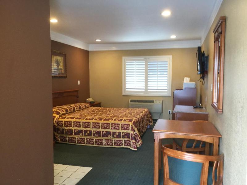 Beverly Inn - image 4