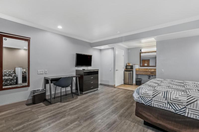 Deluxe King Suite image 3