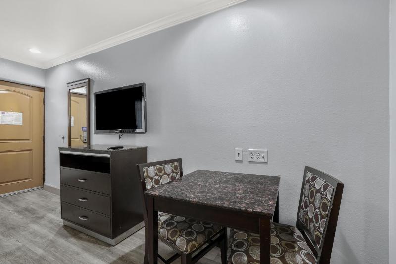 Deluxe Quadruple Room - Non-Smoking image 2