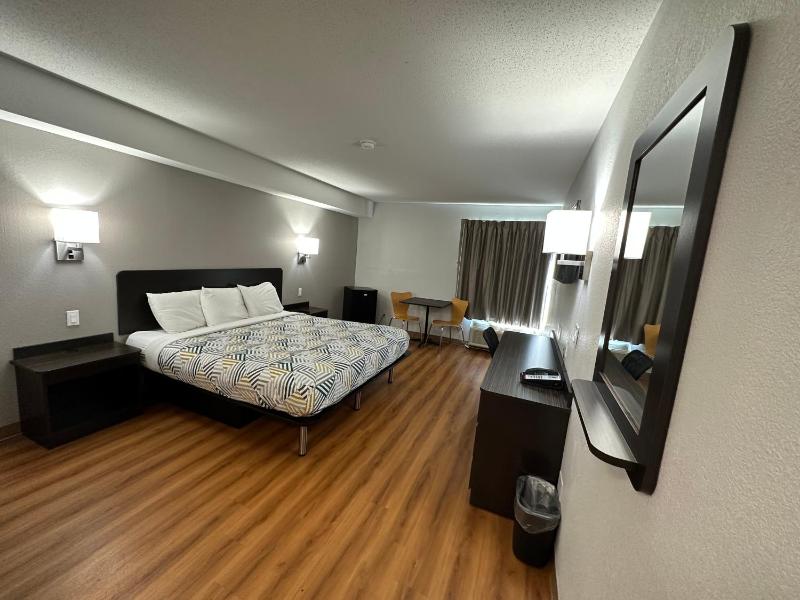 King Room - Non-Smoking image 3