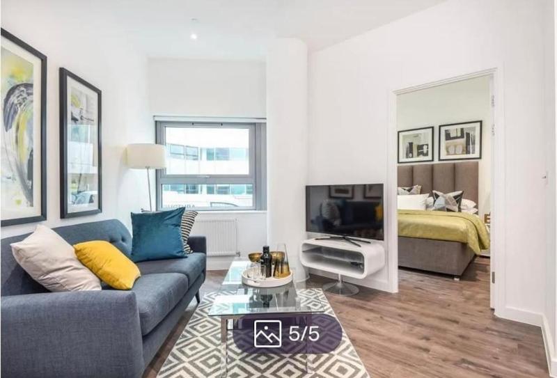 Sleep 8 Delta 2 BR Flat in London DP258 Images