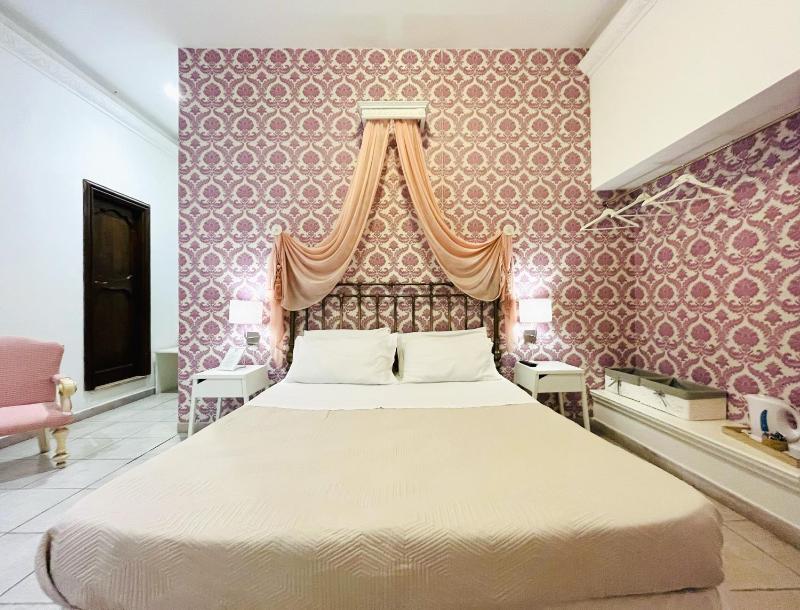 Superior King Room image 3