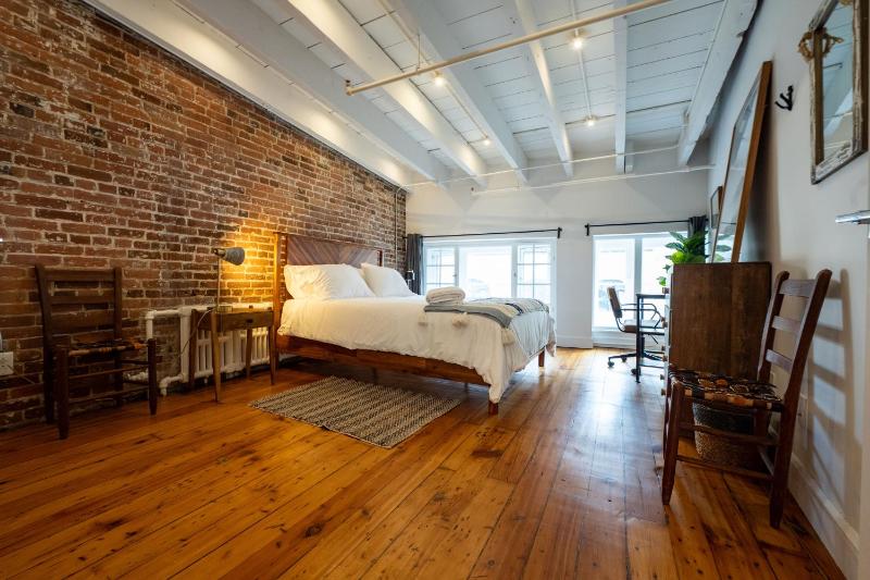 North House - Stunning Old Montreal Penthouse - image 16