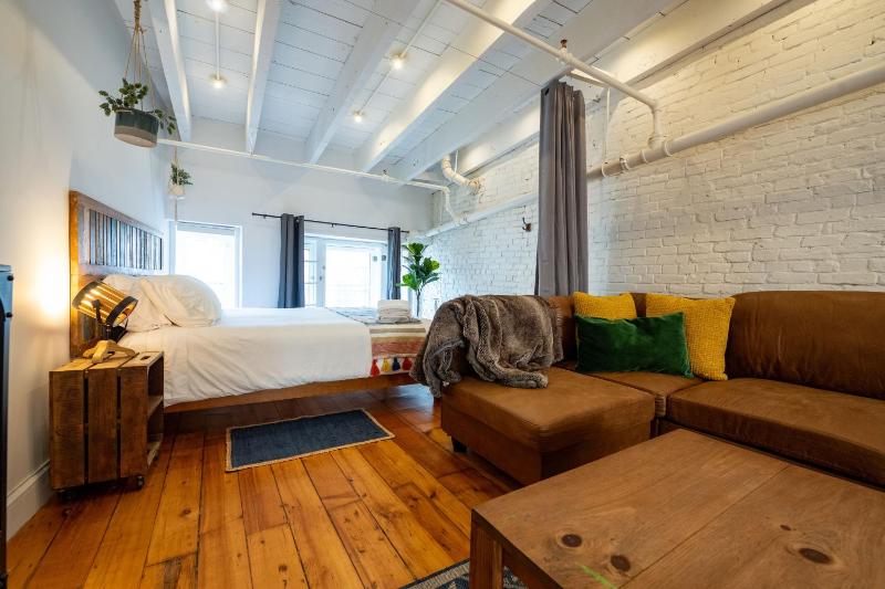 North House - Stunning Old Montreal Penthouse - image 8