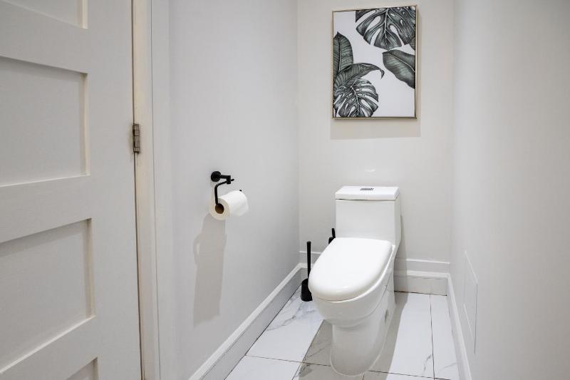 North House - Stunning Old Montreal Penthouse - image 4