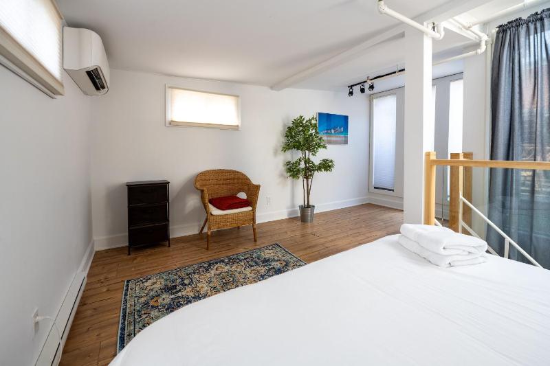 North House - Stunning Old Montreal Penthouse - image 11