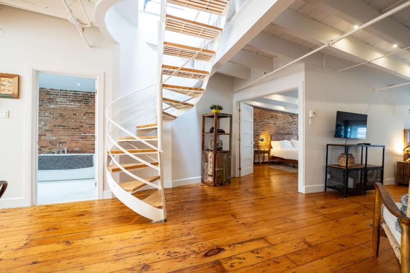 North House - Stunning Old Montreal Penthouse - image 5