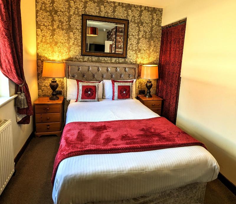 Small Double Room image 4